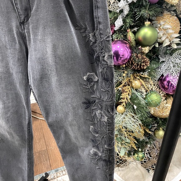 Jeans - Picture 3 of 3